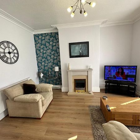 Spacious One Bedroom Apartment In Central Location Литам Сент Аннс Екстериор снимка