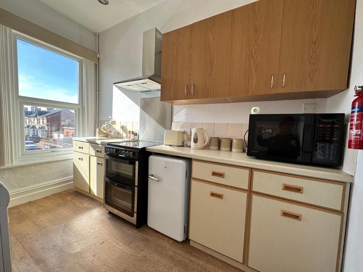 Spacious One Bedroom Apartment In Central Location Литам Сент Аннс Екстериор снимка